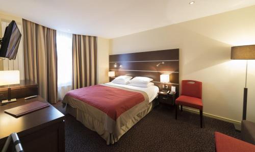 Postel nebo postele na pokoji v ubytování Hôtel Bristol