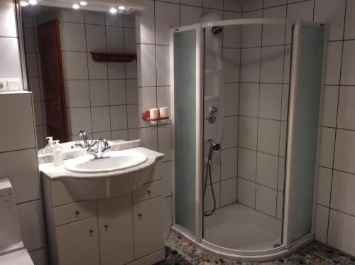 Ένα μπάνιο στο Bungalow unterm Walnussbaum Dorfstr.96
