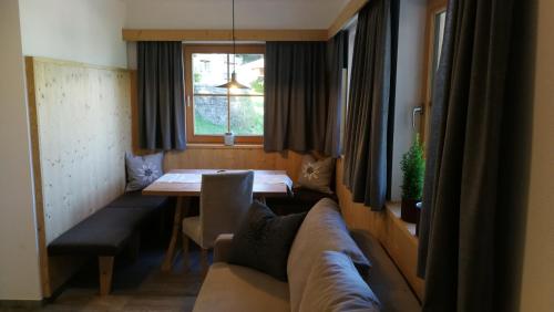sala de estar con sofá y mesa en Haus Wildschütz, en Hippach