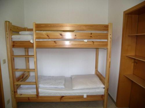 a couple of bunk beds in a room at Ferienwohnung Scholz in Lühmannsdorf