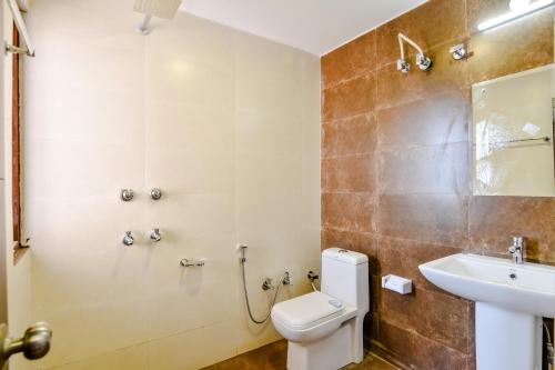 łazienka z toaletą i umywalką w obiekcie Hotel Kaithli Hills Shimla w mieście Shimla
