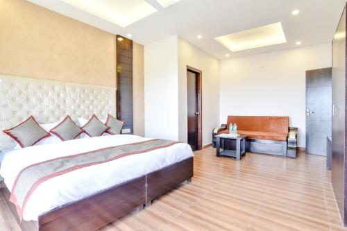 Cama o camas de una habitación en Hotel Kaithli Hills Shimla