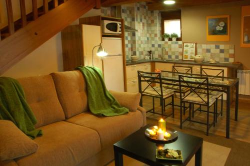 ein Wohnzimmer mit einem Sofa und einem Tisch in der Unterkunft La Casita de Adanero in Adanero