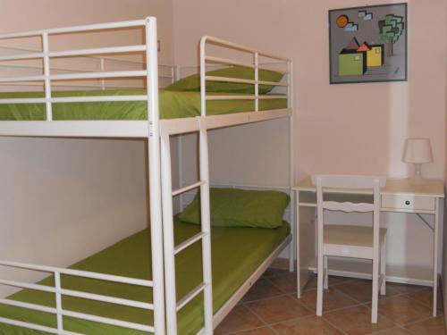 een slaapkamer met 2 stapelbedden en een bureau bij B&B RoLu in Prima Porta