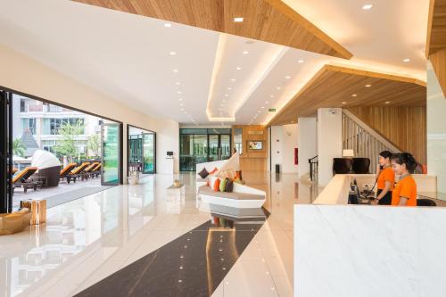 J Inspired Hotel Pattaya - SHA Extra Plus tesisinde lobi veya resepsiyon alanı