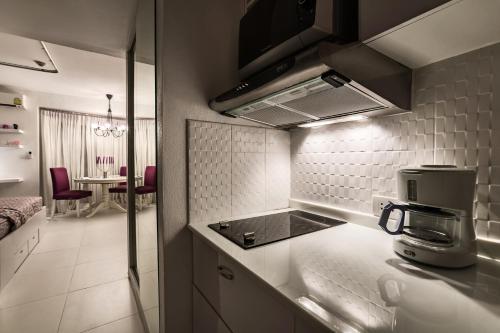 Η κουζίνα ή μικρή κουζίνα στο Club Replay Apartment