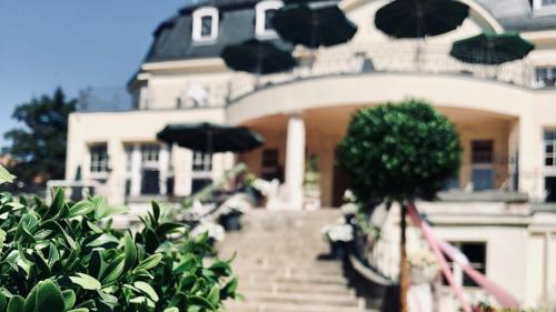 a house with umbrellas on the front of it at Hotel Schloss Teutschenthal in Teutschenthal