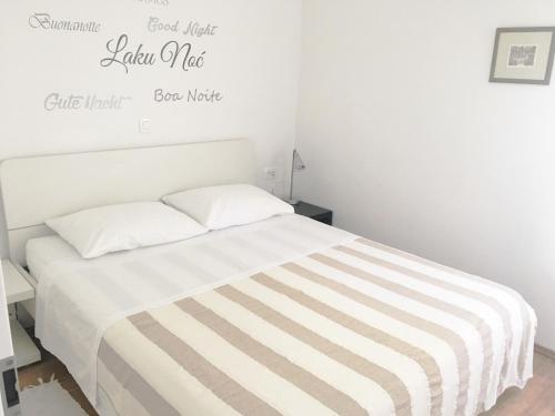 Posteľ alebo postele v izbe v ubytovaní Apartment Sol - 5m from the sea