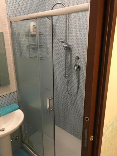 y baño con ducha de cristal y lavabo. en B&B Twins en Roma