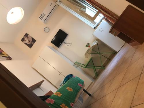 una vista dall'alto di un soggiorno con un divano verde di B&B Twins a Roma