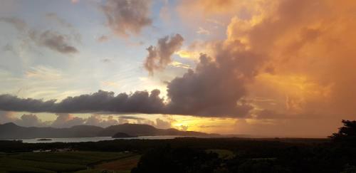a cloudy sky with a sunset in the background at Résidence BelKay - Sur La Baie in Ducos
