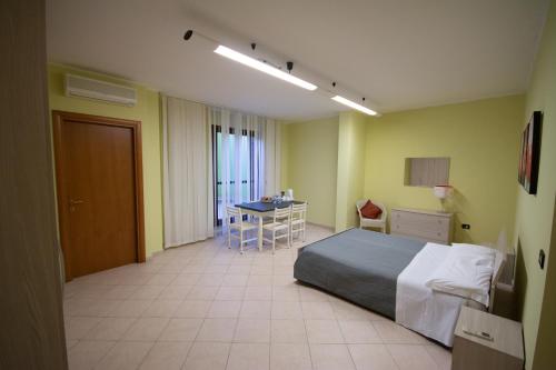 um quarto com uma cama e uma mesa em City Center n. One em San Severo