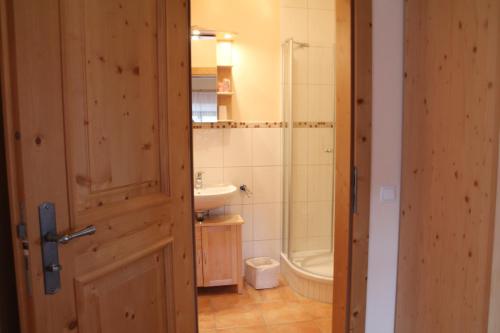 a bathroom with a toilet and a tub and a sink at Schusterhof in Bergen