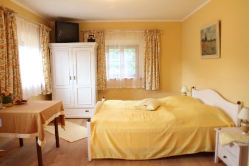 ベルゲンにあるSchusterhofの黄色のベッドルーム(ベッド1台、窓付)