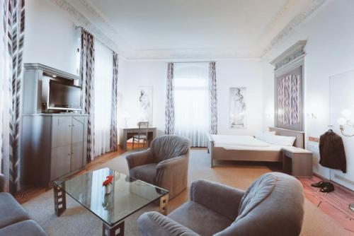 - un salon avec deux canapés et une table dans l'établissement Hotel Kipping, à Dresde