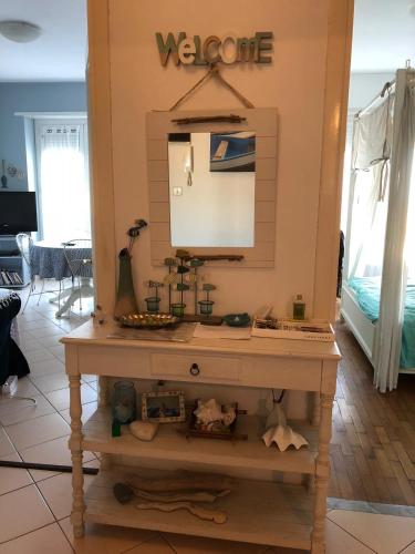 a dressing table in a room with a mirror at Appartamento Bellavista con parking privato e aria condizionata in Sanremo