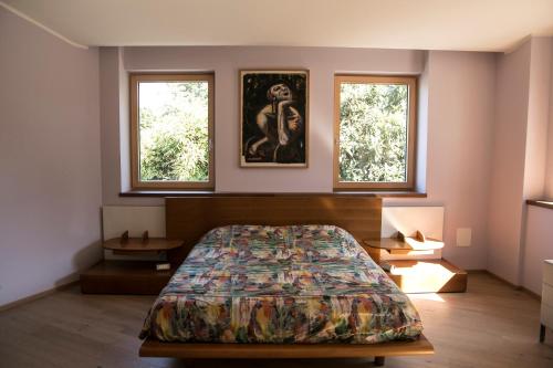 戈里齊亞的住宿－Un sogno che si avvera，一间卧室设有一张床和两个窗户。