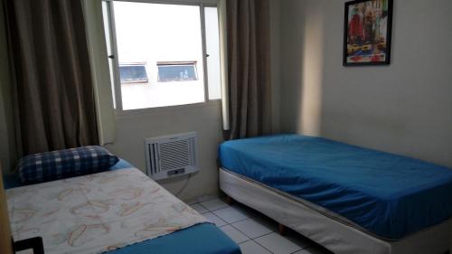 Habitación pequeña con cama y ventana en Minha Casa, Seu Hostel, en Recife