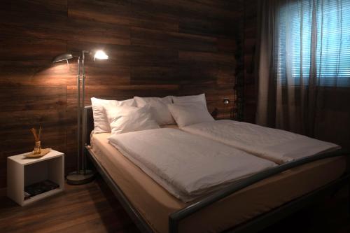Tempat tidur dalam kamar di Cute sunny apartment KOD1