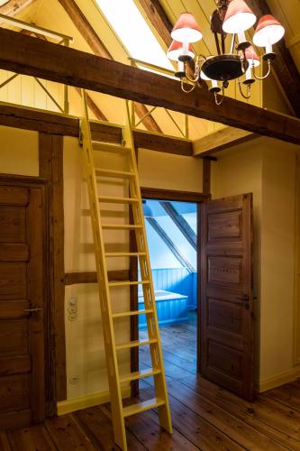 a yellow ladder in a room with a ceiling at meinsachsenwald forsthaus friedrichsruh in Aumühle