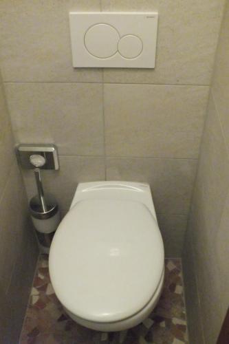 a bathroom with a white toilet in a stall at Pension Riverside in Leverkusen Hitdorf am Rhein - Zentral an der A1 und 59 in Leverkusen