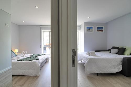 マトジニョシュにあるSweet Home CRのベッドルーム1室(ベッド2台付)、リビングルームが備わります。