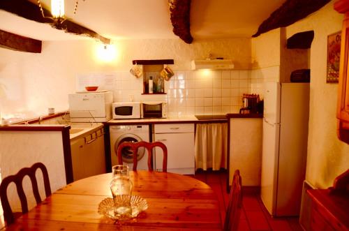 Una cocina o cocineta en Gîte L'Abert