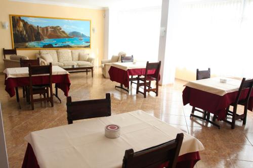 a living room filled with furniture and a table at Apartamentos Catalina Park in Las Palmas de Gran Canaria
