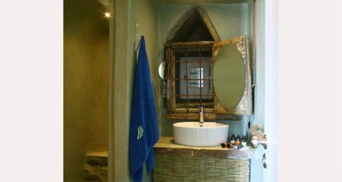 TripótamosにあるVilla Tripotamosのバスルーム(洗面台、鏡付)