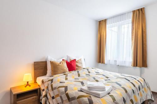 Corvin Residence Apartments في بودابست: غرفة نوم بسرير كبير ونافذة