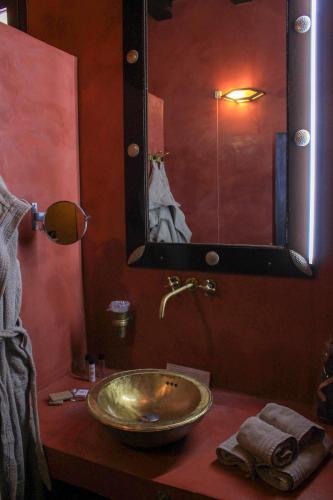 a bathroom with a copper sink and a mirror at Masseria & Spa LuciaGiovanni in Lecce