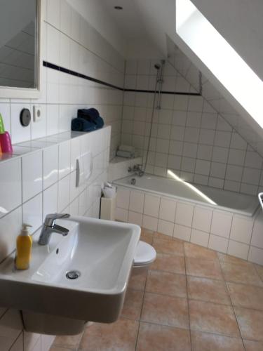 a bathroom with a sink and a bath tub at Storchenblick in Straupitz