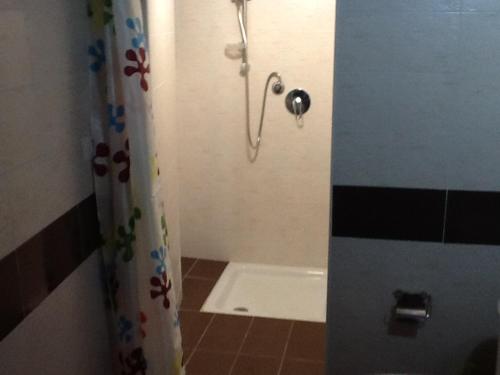 bagno con doccia e tenda doccia di Gisira Apartments Al Borgo a Catania