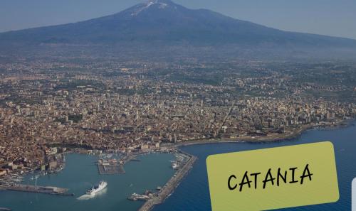 an aerial view of a city with a mountain at B&B Welcome in Pedara