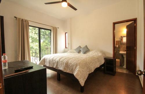 1 dormitorio con cama, tocador y espejo en Posada Hacienda Real, en Tepoztlán