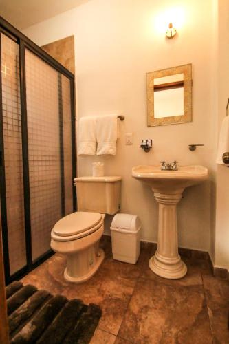 a bathroom with a toilet and a sink at Posada Hacienda Real in Tepoztlán