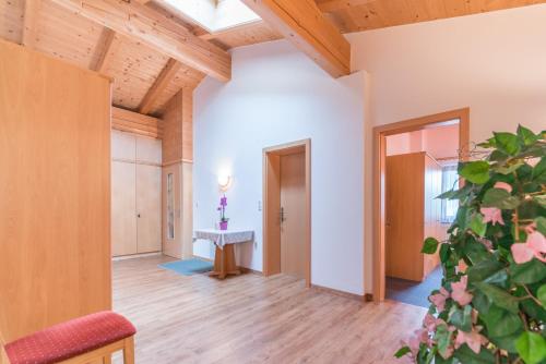 een woonkamer met houten plafonds en een tafel bij Appartement Nicola in Sölden