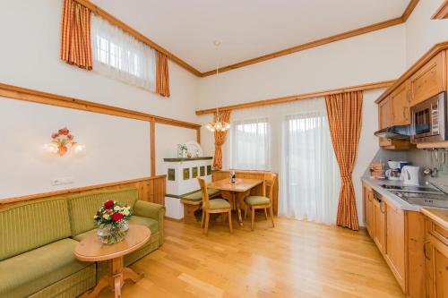 Kuchyň nebo kuchyňský kout v ubytování Landhotel Hinteraigengut