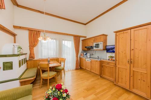 Kuchyň nebo kuchyňský kout v ubytování Landhotel Hinteraigengut