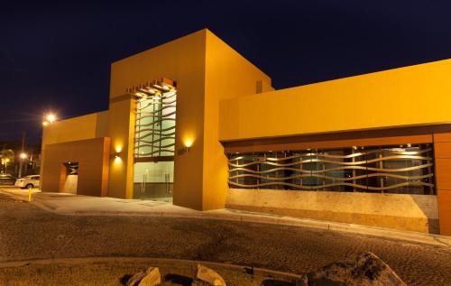 a yellow building with a large window at night at Hotel Colonial Hermosillo in Hermosillo