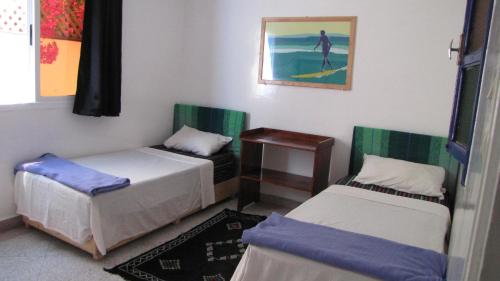 Surf & Travel Camp tesisinde bir odada yatak veya yataklar