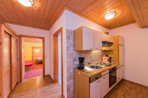Kuchyň nebo kuchyňský kout v ubytování Landhotel Hinteraigengut
