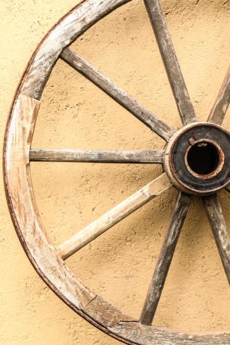 a wooden wheel on the side of a wall at Posada Hacienda Real in Tepoztlán