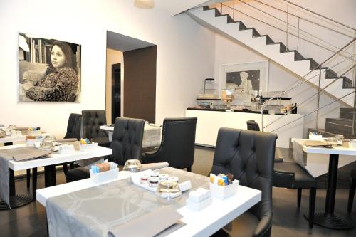 un restaurant avec des tables et des chaises et un escalier dans l'établissement Culture Hotel Centro Storico, à Naples