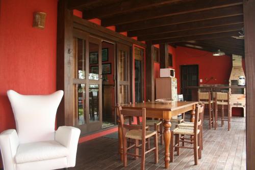eine Küche und ein Esszimmer mit einem Tisch und Stühlen in der Unterkunft Santa Monica Hospedaria in Praia do Rosa