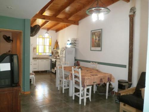 a kitchen and dining room with a table and chairs at Santa Teresita en el monte in Santa Teresita