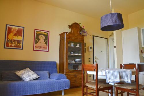 a living room with a blue couch and a table at Il Pettirosso in Monsummano Terme