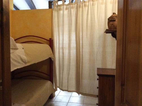 a bedroom with a bunk bed and a curtain at Apartamento Rural Castildetierra in Arguedas