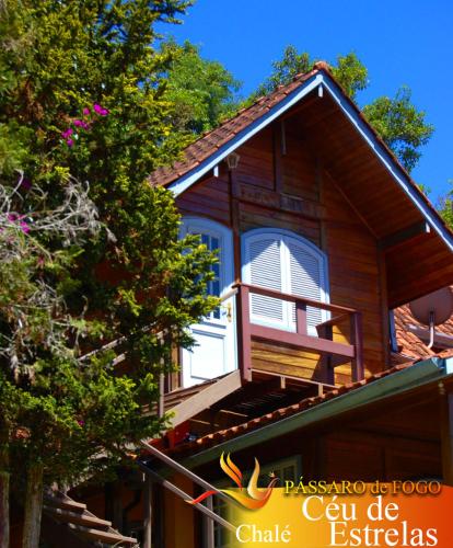 a house with a balcony on top of it at Pássaro de Fogo in Santo Antônio do Pinhal