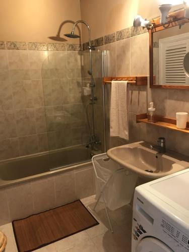 a bathroom with a tub and a sink and a shower at Apartamento Playa Chica Tenerife in San Andrés